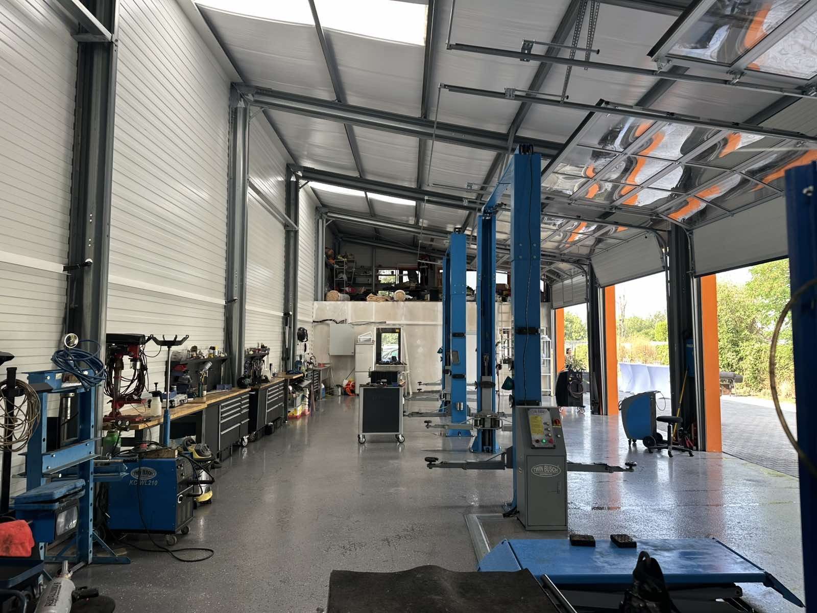 Интериорът на VM Auto Service — подемници и работно пространство